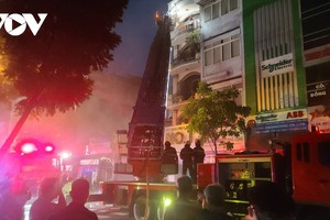 Nhiều xe cảnh sát cùng hàng chục cán bộ chiến sĩ PCCC có mặt tại hiện trường (Ảnh: Hoành Minh)