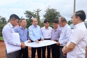 Lãnh đạo tỉnh Đắk Lắk trong lần kiểm tra công tác giải phóng mặt bằng cao tốc Khánh Hoà - Buôn Ma Thuột.