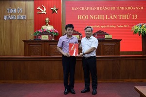 Trao quyết định của Ban Bí thư chuẩn y ông Lê Văn Bảo làm ủy viên, Chủ nhiệm Ủy ban Kiểm tra Tỉnh ủy Quảng Bình nhiệm kỳ 2020-2025.