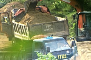 “Đại công trường” khai thác cát sỏi trái phép ở đầu nguồn sông Nong với các phương tiện mang đặc hiệu “TT123” do ông Nguyễn Hữu Thành Tâm và bà Nguyễn Thị Huệ (mẹ ông Tâm) làm chủ. Ảnh chụp ngày 8/5/2023. Ảnh: P.V