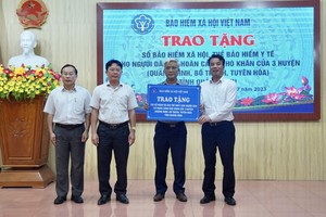 Trao tặng sổ bảo hiểm xã hội, thẻ bảo hiểm y tế cho người dân có hoàn cảnh khó khăn tại tỉnh Quảng Bình
