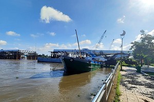 Công trình cầu Trần Hoàng Na khó hoàn thành trước ngày 2/9/2023 theo Báo cáo trả lời kiến nghị cử tri của UBND TP. Cần Thơ (Ảnh chụp tại công trình thi công cầu Trần Hoàng Na sáng ngày 10/7/2023).