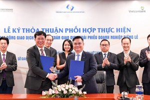Ông Nguyễn Thanh Tùng – Tổng Giám đốc Vietcombank (bên phải) và ông Dương Văn Thanh – Tổng Giám đốc VSDC ký kết thỏa thuận phối hợp.