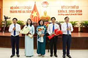 Ông Trần Chí Cường (thứ hai, từ phải sang) được bầu giữ chức Phó chủ tịch UBND Thành phố.