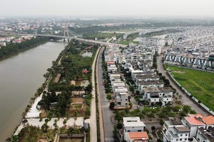 Hàng loạt công trình vi phạm các quy định của pháp luật về đê điều tại khu vực bãi sông đê tả Lạch Tray trên địa bàn phường Vĩnh Niệm, quận Lê Chân.