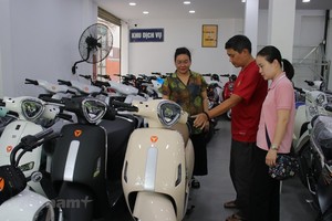 Thị trường xe máy, xe đạp điện nhộn nhịp người mua trước mùa tựu trường. (Ảnh: Minh Hiếu/Vietnam+)