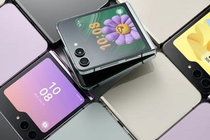 Màn hình bên ngoài của Z Flip 5 chiếm gần hết mặt trên của điện thoại khi gập lại. (Ảnh: Samsung)