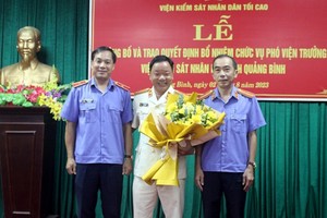 Lãnh đạo Viện Kiểm sát Nhân dân tỉnh Quảng Bình chúc mừng ông Cao Tiến Dũng (đứng giữa)