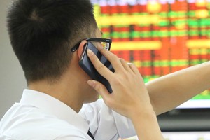 Nhiều nhà đầu tư tích cực tìm kiếm các cổ phiếu có khả năng tăng giá ngắn hạn, thậm chí giao dịch theo T+, kiếm từng khoản lợi nhuận nhỏ nhằm bù đắp cho khoản lỗ lớn trước đây.