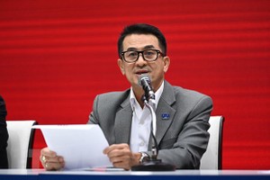 Lãnh đạo đảng Pheu Thai Cholnan Srikaew phát biểu tại cuộc họp báo ở Bangkok, Thái Lan, ngày 2/8/2023. (Ảnh: AFP/TTXVN)