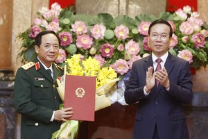 Chủ tịch nước Võ Văn Thưởng trao quyết định thăng quân hàm từ Trung tướng lên Thượng tướng đối với đồng chí Trịnh Văn Quyết.