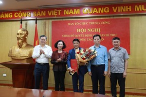 Lãnh đạo Ban Tổ chức Trung ương và Văn phòng Trung ương Đảng tặng hoa chúc mừng ông Phạm Trọng Cường.