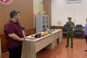 Đọc lệnh bắt Bùi Tú Cao, Giám đốc Trung tâm Văn hóa-Điện ảnh tỉnh Hòa Bình. (Nguồn: Công an cung cấp)