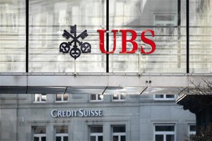 Biểu tượng ngân hàng UBS và Credit Suisse tại Zurich, Thụy Sĩ. (Ảnh: AFP/TTXVN)