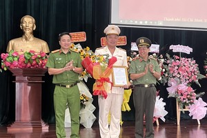 Lãnh đạo Công an TP.HCM trao quyết định bổ nhiệm của Bộ trưởng Bộ Công an cho Thượng tá Nguyễn Đình Dương. (Ảnh:Công an TP.HCM)