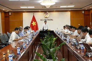 Bộ trưởng Bộ Công thương Nguyễn Hồng Diên, Phó trưởng ban thường trực Ban chỉ đạo Quốc gia về phát triển điện lực họp với các bên về triển khai dự án 500 kV mạch 3 đoạn Quảng Trạch.