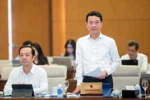 Bộ trưởng Bộ Thông tịn và truyền thông Nguyễn Mạnh Hùng phát biểu tại phiên thảo luận.
