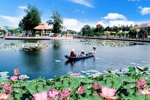 Khu du lịch Hồ Sen - TP. Vị Thanh, Hậu Giang.