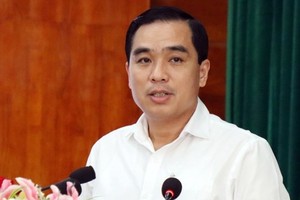 Ủy ban kiểm tra Tỉnh ủy Kiên Giang đã quyết định kỷ luật khiển trách đối với ông Huỳnh Quang Hưng - chủ tịch UBND TP Phú Quốc.(Nguồn: Vietnamnet)