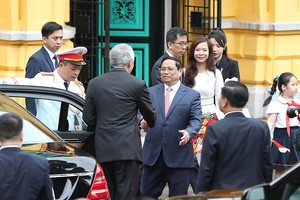 Thủ tướng Phạm Minh Chính đón Thủ tướng Singapore Lý Hiển Long tại xe (Ảnh: Đức Thanh).