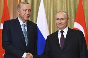 Tổng thống Nga Vladimir Putin và Tổng thống Thổ Nhĩ Kỳ Recep Tayyip Erdogan gặp thượng đỉnh ở thành phố Sochi ngày 4/9. (Nguồn: AP)