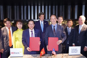 Buổi ký kết dưới sự chứng kiến của bà Nguyễn Thị Phương Thảo, Phó Chủ tịch Thường trực HĐQT HDBank và ông John Kerry, Đặc phái viên Tổng thống Mỹ.