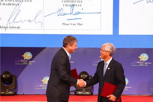 Ông Võ Văn Hoan (bên phải), Phó chủ tịch UBND TP.HCM và ông Jeremy Jurgens, Giám đốc điều hành Diễn đàn Kinh tế Thế giới trao bản tuyên bố chung hợp tác giữa hai bên.