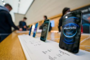 Mẫu điện thoại iPhone 12 bị cho là không đủ tiêu chuẩn về bức xạ. (Ảnh: Getty Images)