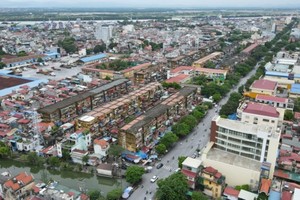 Toàn cảnh 10 dãy chung cư ở phường Vạn Mỹ trên đường Đà Nẵng. Ảnh: LT.