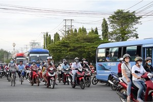 Rất đông lao động di chuyển trên đường ĐT 767 đến làm việc tại khu công nghiệp Sông Mây.
