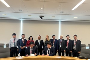 Ông Trần Vân Quân, Phó Chủ tịch UBND tỉnh Hải Dương và ông Steven Croley, Cố vấn trưởng về chính sách và pháp lý của Ford Motor ký biên bản hợp tác đầu tư.