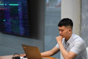 Thị trường chứng khoán điều chỉnh trong xu hướng tăng trưởng dài hạn, nên vẫn thu hút nhà đầu tư.