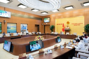 Phiên thảo luận của Ủy ban Thường vụ Quốc hội về Dự thảo Luật Đất đai sửa đổi. Ảnh: Cổng Thông tin điện tử Quốc hội.