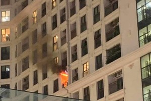 Hiện trường vụ cháy tầng 6 chung ở phường Mỹ Đình. (Ảnh TTXVN phát)