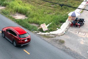 Hàng loạt môi giới viên “tay ngang” ồ ạt gia nhập thị trường mỗi khi bất động sản “sốt nóng”. Ảnh: Quỳnh Danh.
