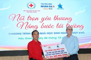 Ông David Charles Riddle, Tổng giám đốc Tân Hiệp Phát (bìa phải) trao tặng quỹ học bổng cho học sinh nghèo vượt khó tỉnh Hậu Giang.