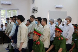 17 bị cáo tại tòa. (Ảnh: Huyền Trang/TTXVN)