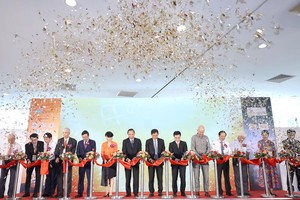 Các đại biểu cắt băng khai mạc Vietstock 2023.