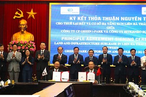 Công ty Green i - Park và Tập đoàn HiteJinro ký kết thỏa thuận thuê lại đất và cơ sở hạ tầng dưới sự chứng kiến của lãnh đạo tỉnh, các sở, ban, ngành Thái Bình.