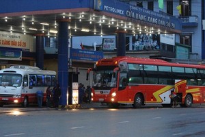 TP.HCM chấn chỉnh tình trạng đón, trả khách sai quy định tại các điểm bán lẻ xăng dầu.