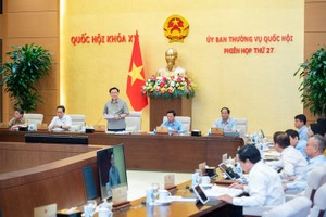 Chủ tịch Quốc hội Vương Đình Huệ phát biểu tại phiên họp.