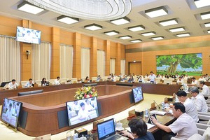 Phiên thảo luận về các báo cáo kinh tế, xã hội của Ủy ban Thường vụ Quốc hội.
