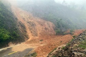 Sạt lở khối lượng lớn đất đá trên tuyến đường Hồ Chí Minh tại km 392 đoạn ngang qua xã A Roàng, huyện A Lưới, tỉnh Thừa Thiên-Huế. (Ảnh: TTXVN phát)