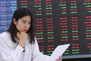 Nhà đầu tư trở nên thận trọng hơn trước nhiều yếu tố vĩ mô trong nước và thế giới.