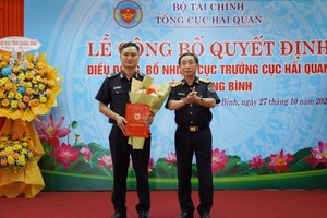Ông Phạm Tiến Thành (trái) giữ chức vụ Cục trưởng Cục Hải quan Quảng Bình.