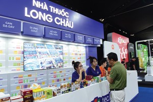 Việc bán hàng truyền thống kết hợp online, đẩy mạnh chuyển đổi số đã giúp các doanh nghiệp bán lẻ vượt qua giai đoạn khó khăn.