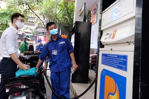 Bộ Công thương đề xuất điều chỉnh giá xăng dầu vào thứ Năm hàng tuần.