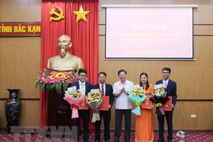 Lãnh đạo Tỉnh ủy Bắc Kạn chúc mừng các cán bộ được luân chuyển, bổ nhiệm. (Ảnh: TTXVN phát).