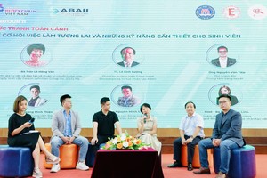 Các chuyên gia thảo luận và trả lời những câu hỏi trực tiếp tại hội trường của các bạn sinh viên.