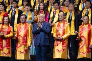 Ông Nguyễn Thế Phương – Phó tổng giám đốc Tập đoàn FPT đại diện Tập đoàn nhận giải thưởng tại lễ vinh danh.